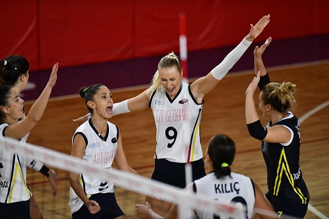 Adam Voleybol Galibiyetle Başladı